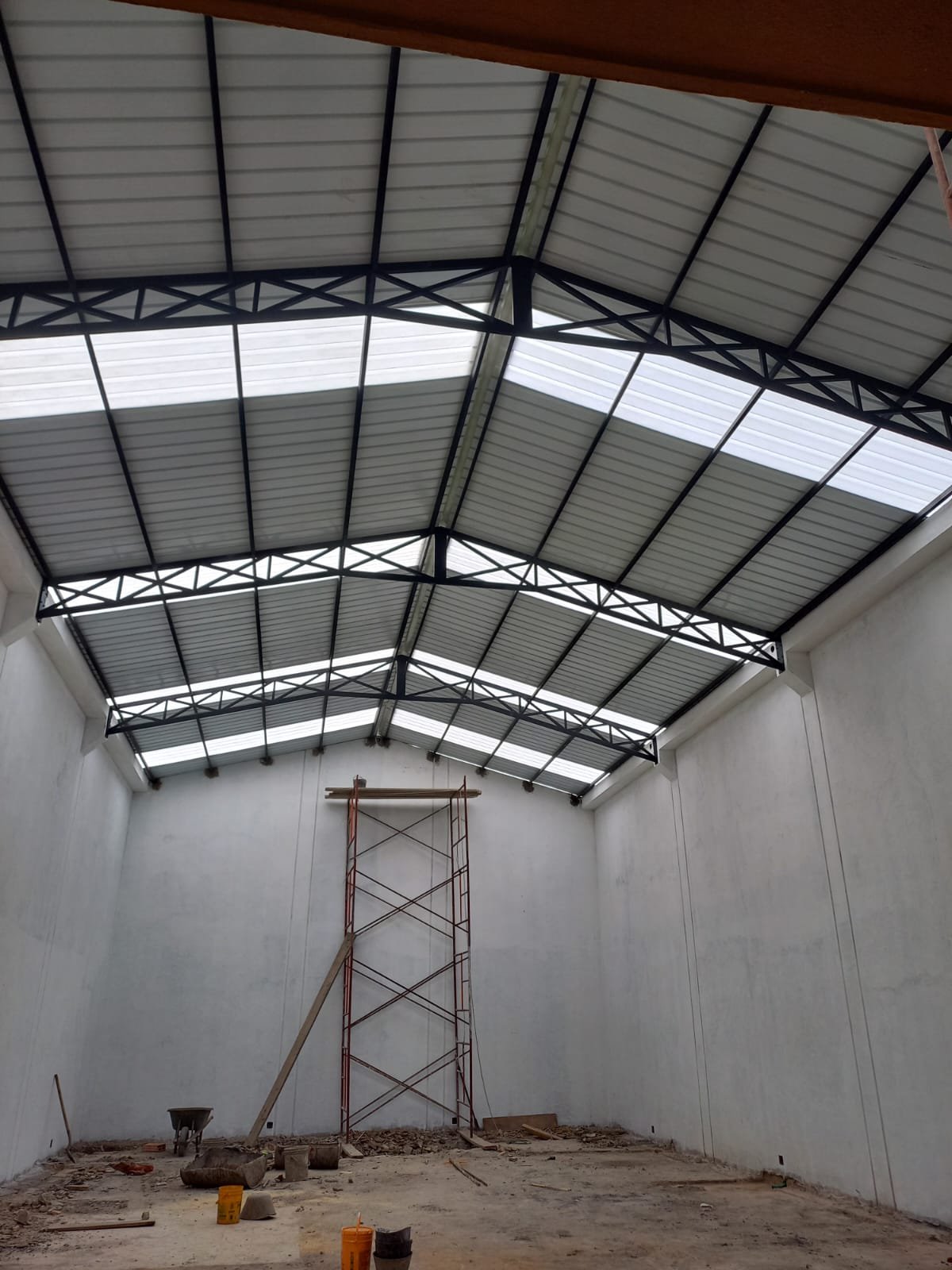 Estructura de cubierta tipo nave industrial terminada