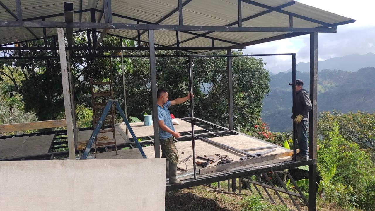 Construcción de estructura metálica liviana y prefabricada