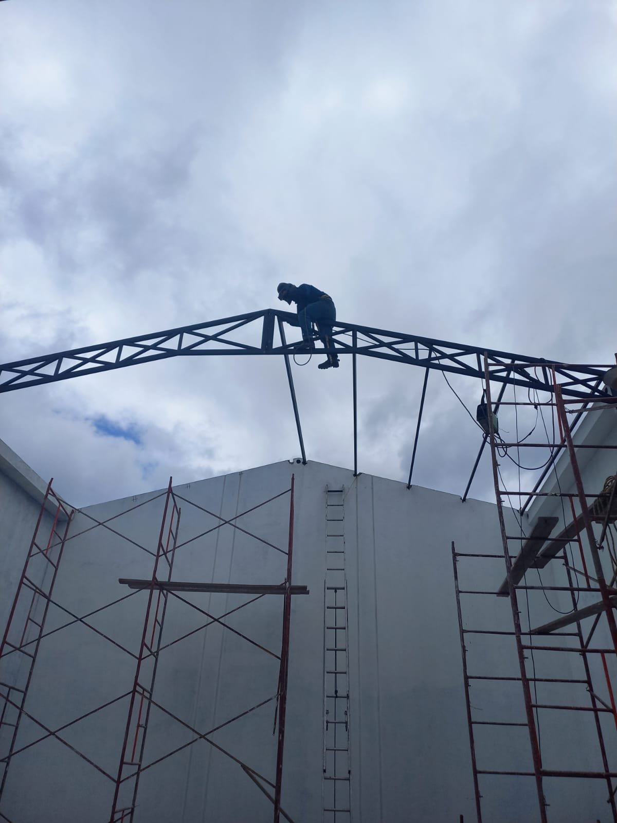 Instalación y montaje de cubiertas y techos metálicos