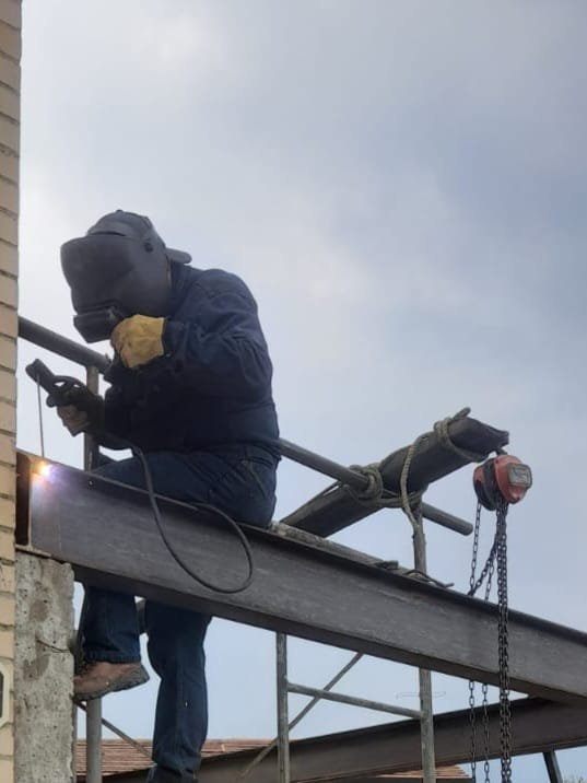Soldador trabajando en vigas IPE para estructura pesada