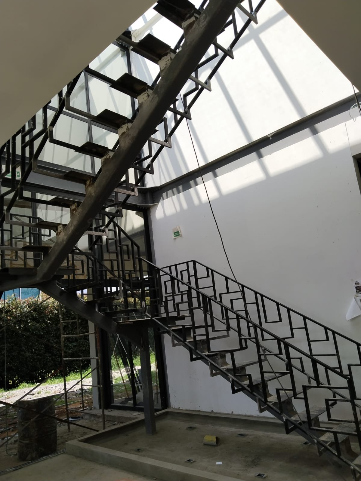 Diseño moderno de escalera metálica flotante con baranda