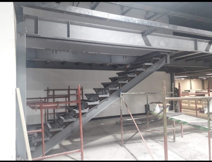 Escalera metálica flotante con descanso