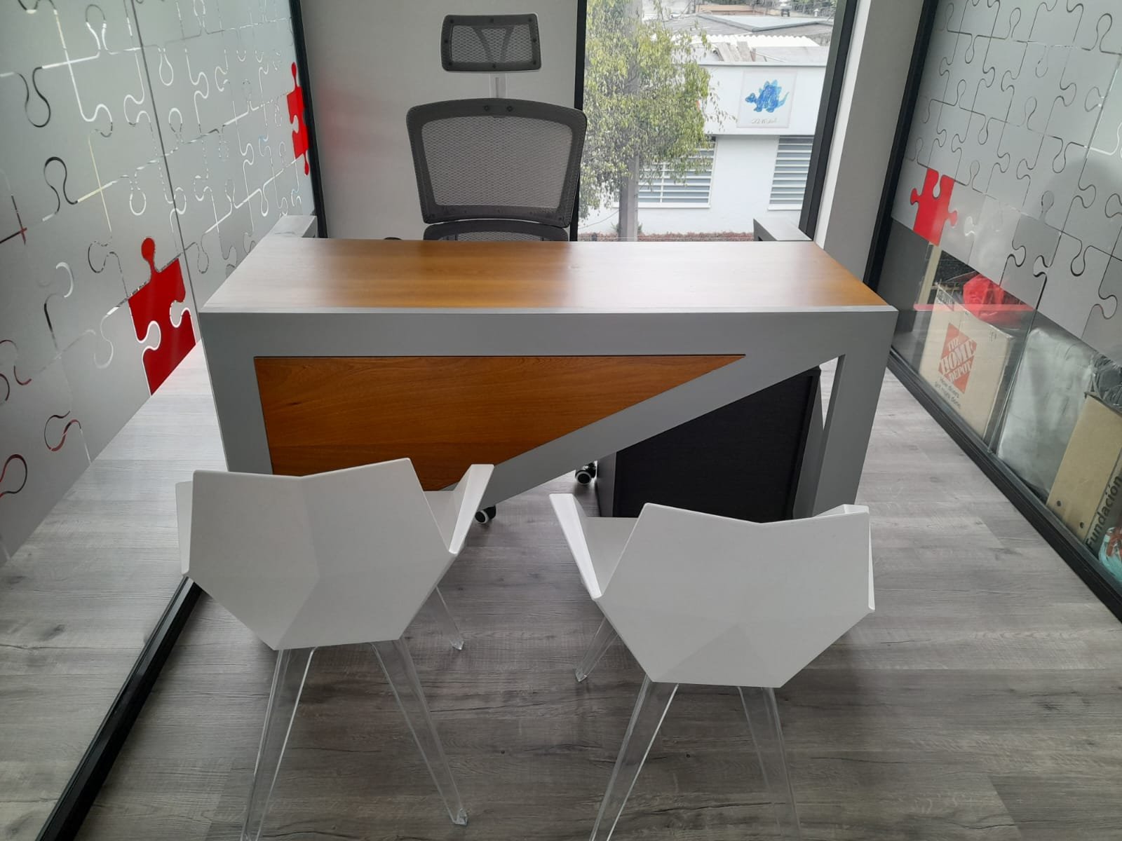 Escritorio moderno gris y madera