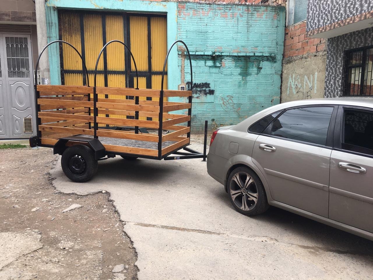 Remolque con carrocería de madera